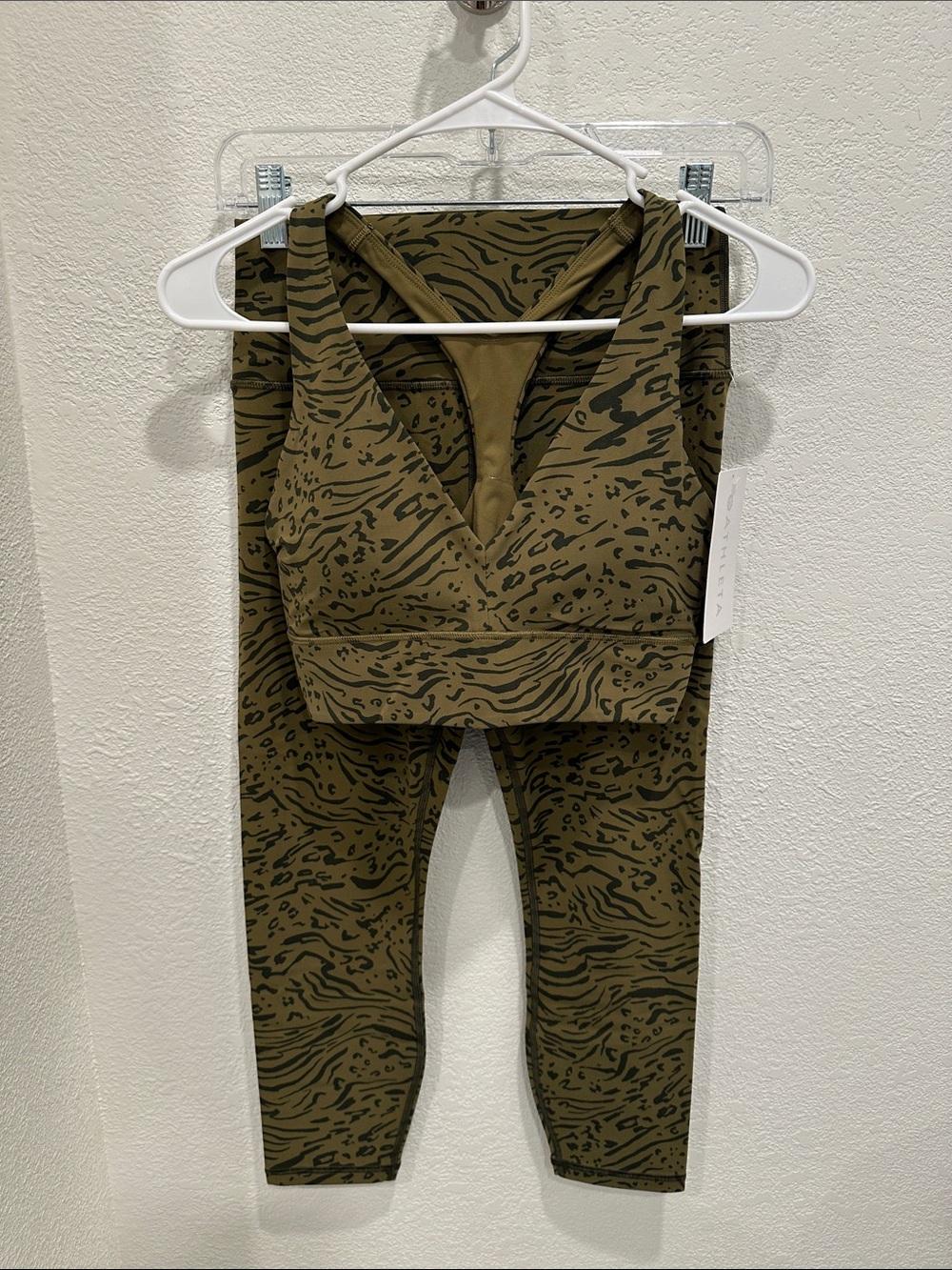 Athleta Olive Green Animal Print Transcend 7/8 Tight AND Plunge Bra (Medium)